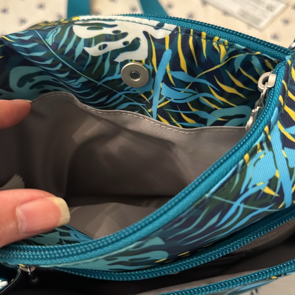 New summertime Baggalini crossbody purse. - Picture 5 of 5